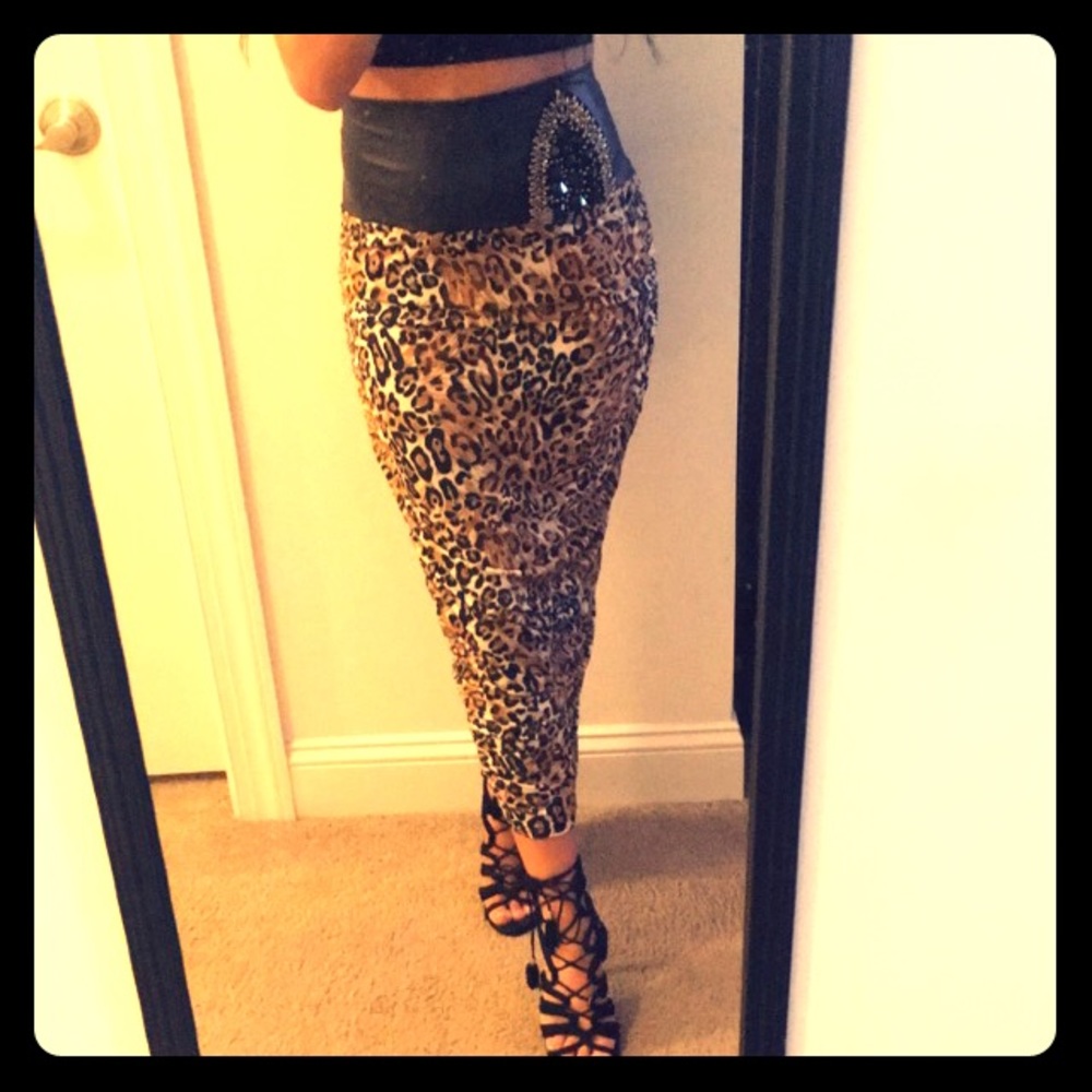 Long leopard skirt with black belt